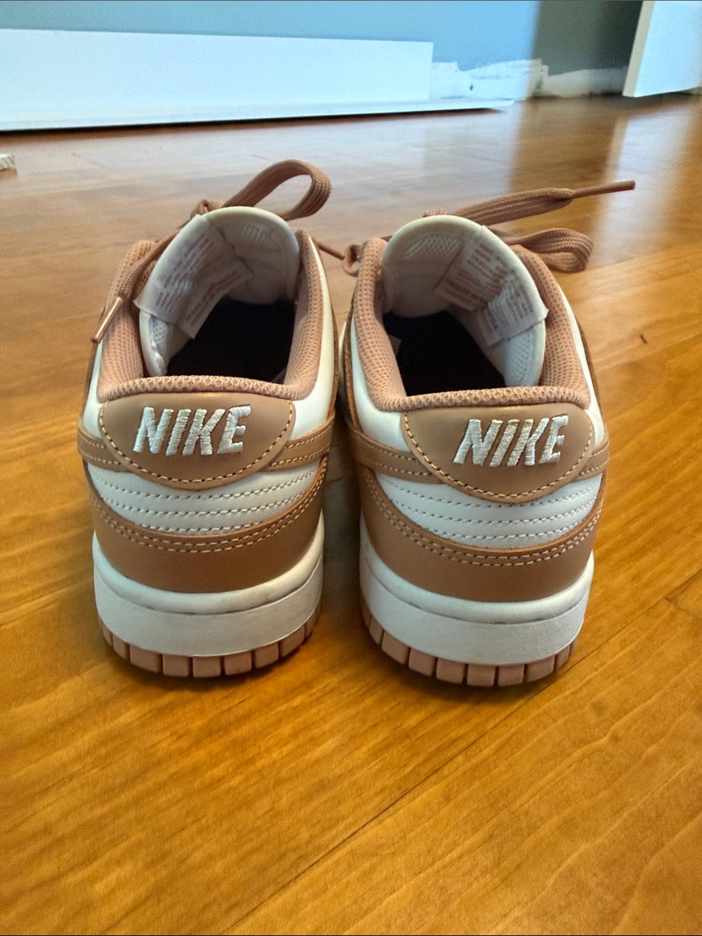 Nike Women’s Low-Top Sneaker Size 8.5 - Picture 4 of 6